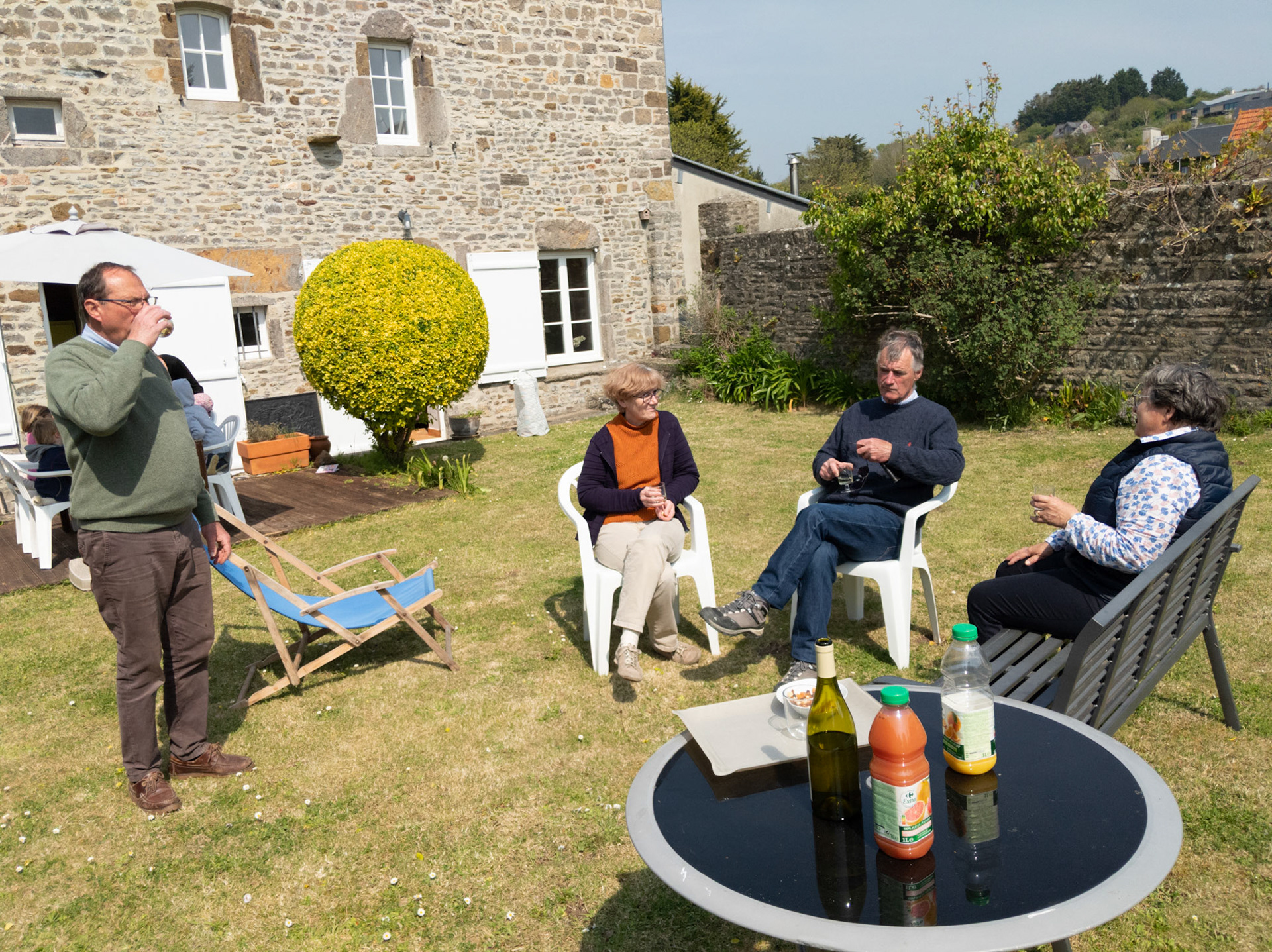 Luc et Odile sont invites a Barneville pour un week-end