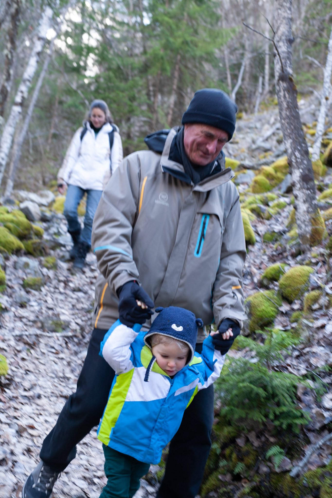 Augustin monte courageusement la montagne. Coaché par papalu, c'est la première fois qu'on le voit marcher autant.