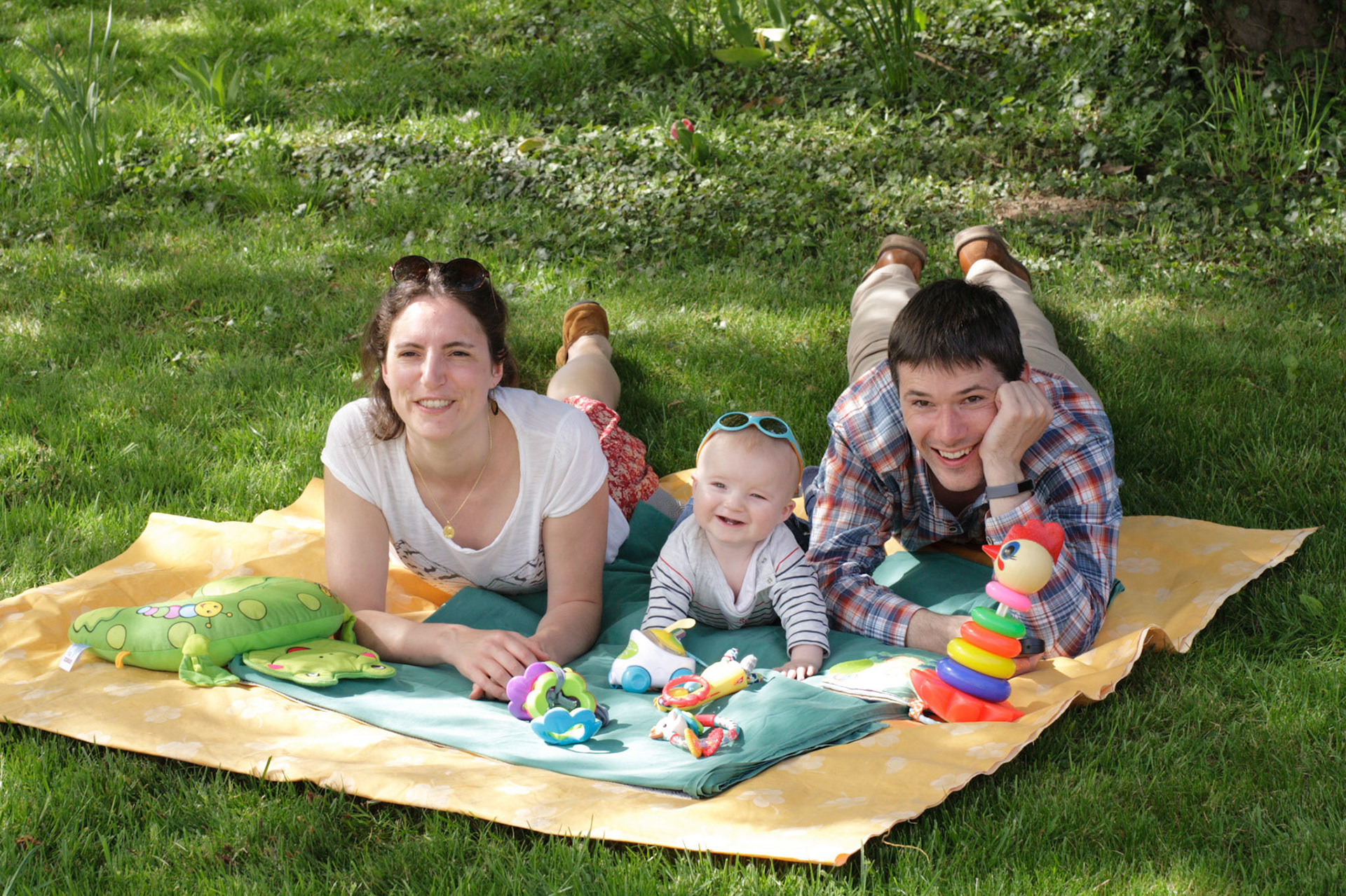 Adrien s'amuse avec la télécommande de l'appareil photo