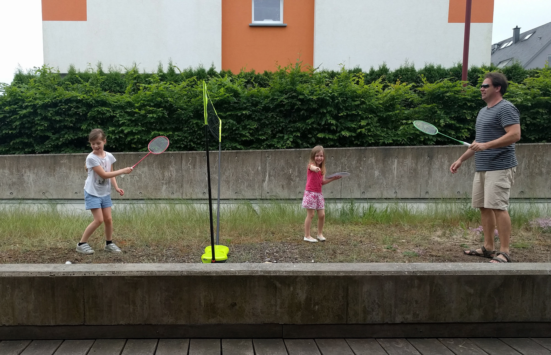 David qui joue avec sa fille-Marie au badminton, Emilie qui nous arrose au pistolet