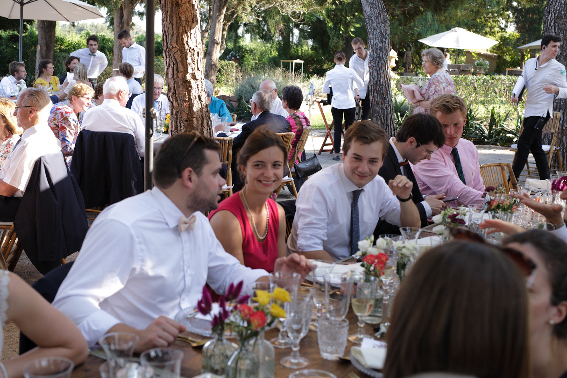 Le dîner se passe en plein air. C'est très agréable.