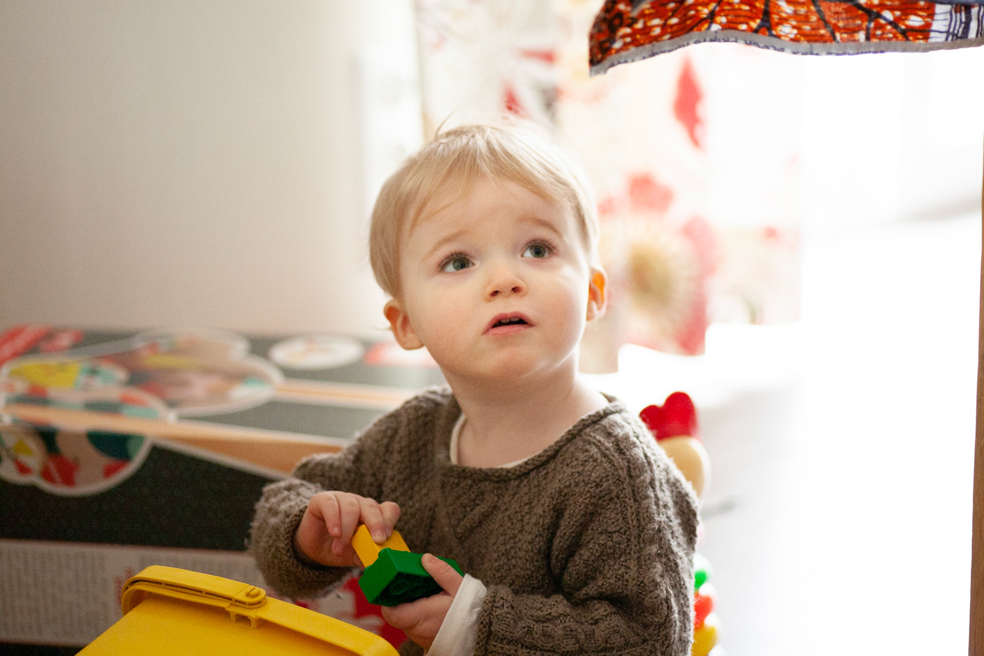 Alors qu'Adrien s'apprêtait à démarrer son nouvel emploi, nous allons à Noureuil passer le week-end, et sommes confinés là-bas. Augustin joue aux Duplos d'Adrien.