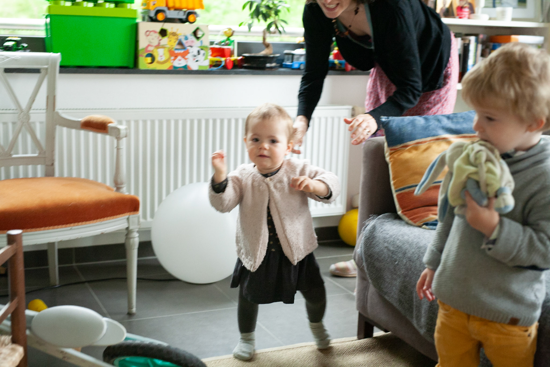 Zélie marche, environ pour la première fois