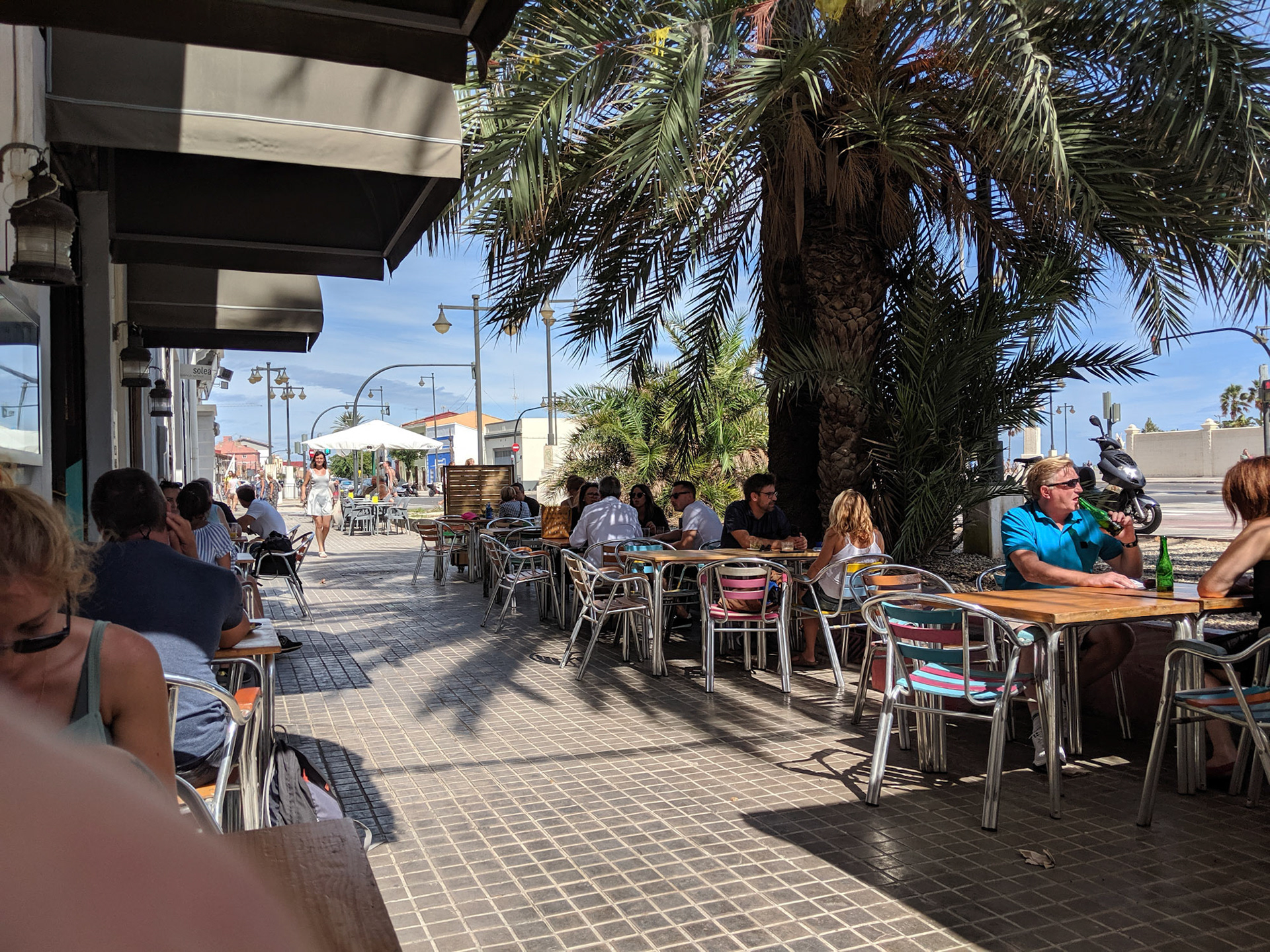 Nous attendons notre appartement en mangeant quelques tapas