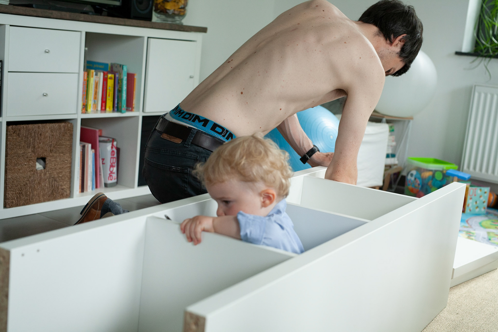 Adrien a acheté des meubles et un bureau pour le télétravail