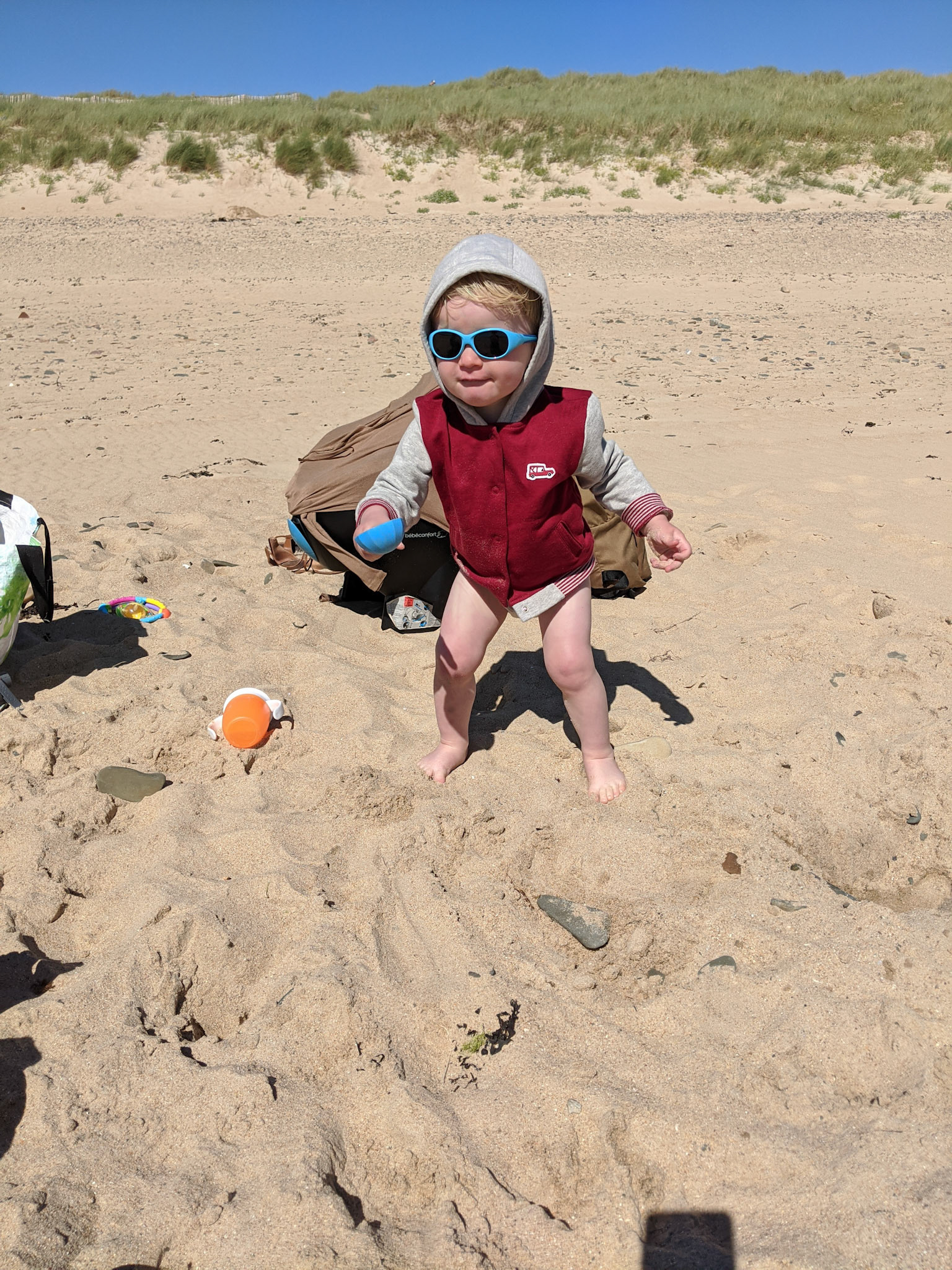 Augustin heureux dans le sable