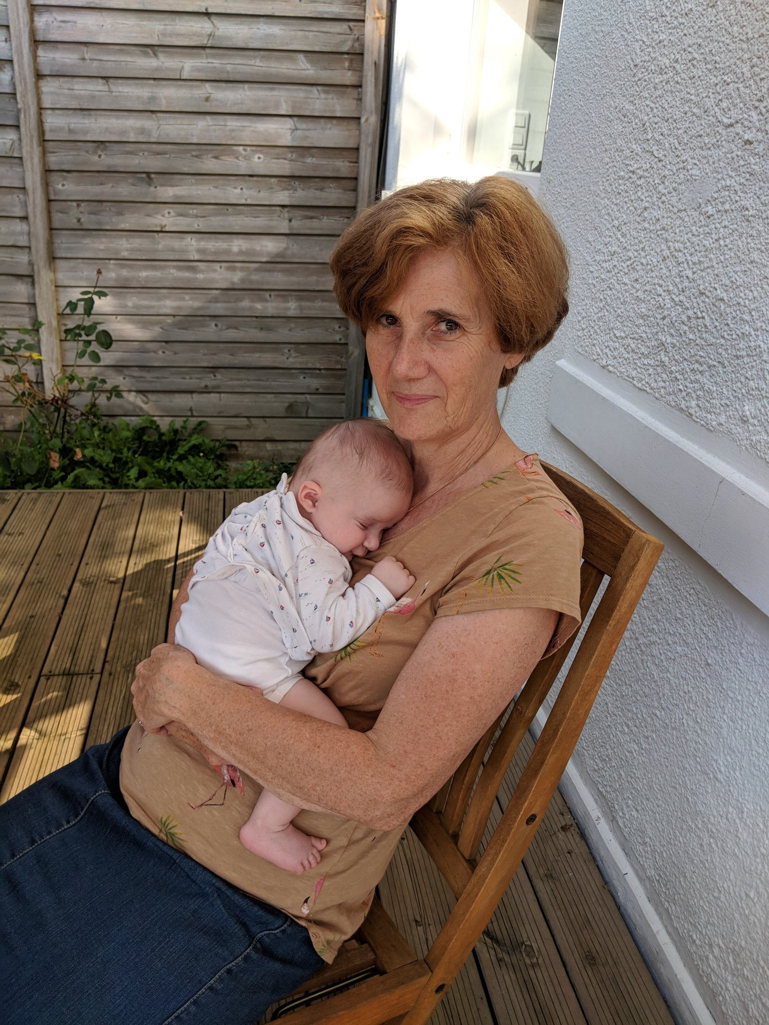 Dilou a réussis à calmer Augustin. Il dort dans ses bras.