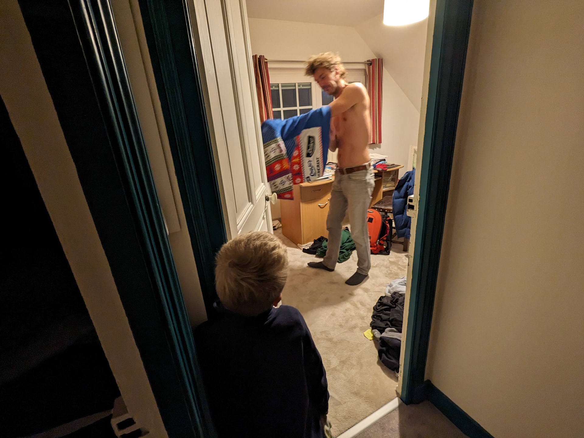 C'est le matin de Noël à Noureuil. Il est 8:00. Augustin va réveiller JB et Nicolas car il veut déballer les cadeaux.