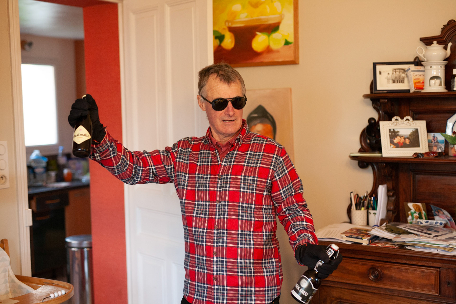 Les cadeaux de papa Lu : gants, bières, chemise, lunettes. C'est un nouvel homme