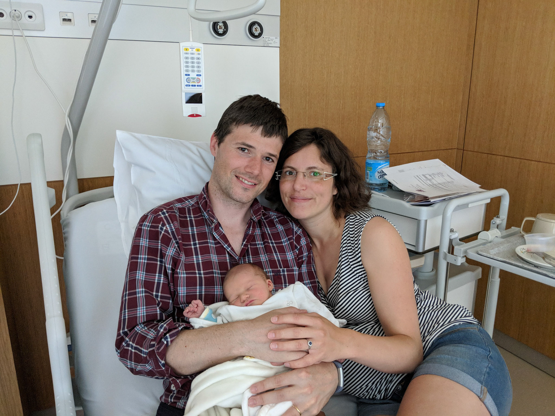 Une belle photo de nous deux prise par odile, 2 jours apres la naissance d Augustin