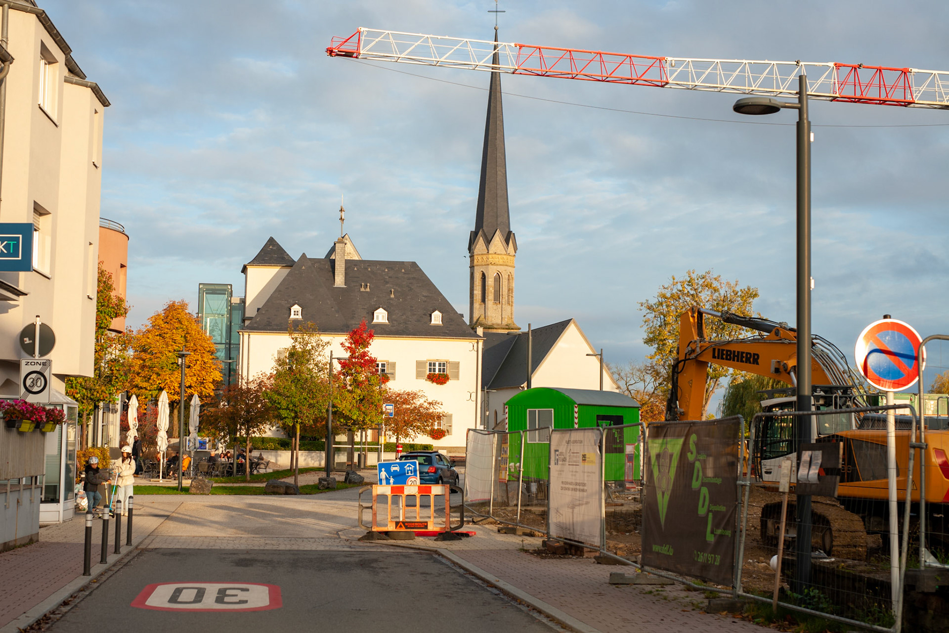 Les grues sont partout. C'est une frénésie de construction dans cette commune très agréable à vivre et qui attire beaucoup