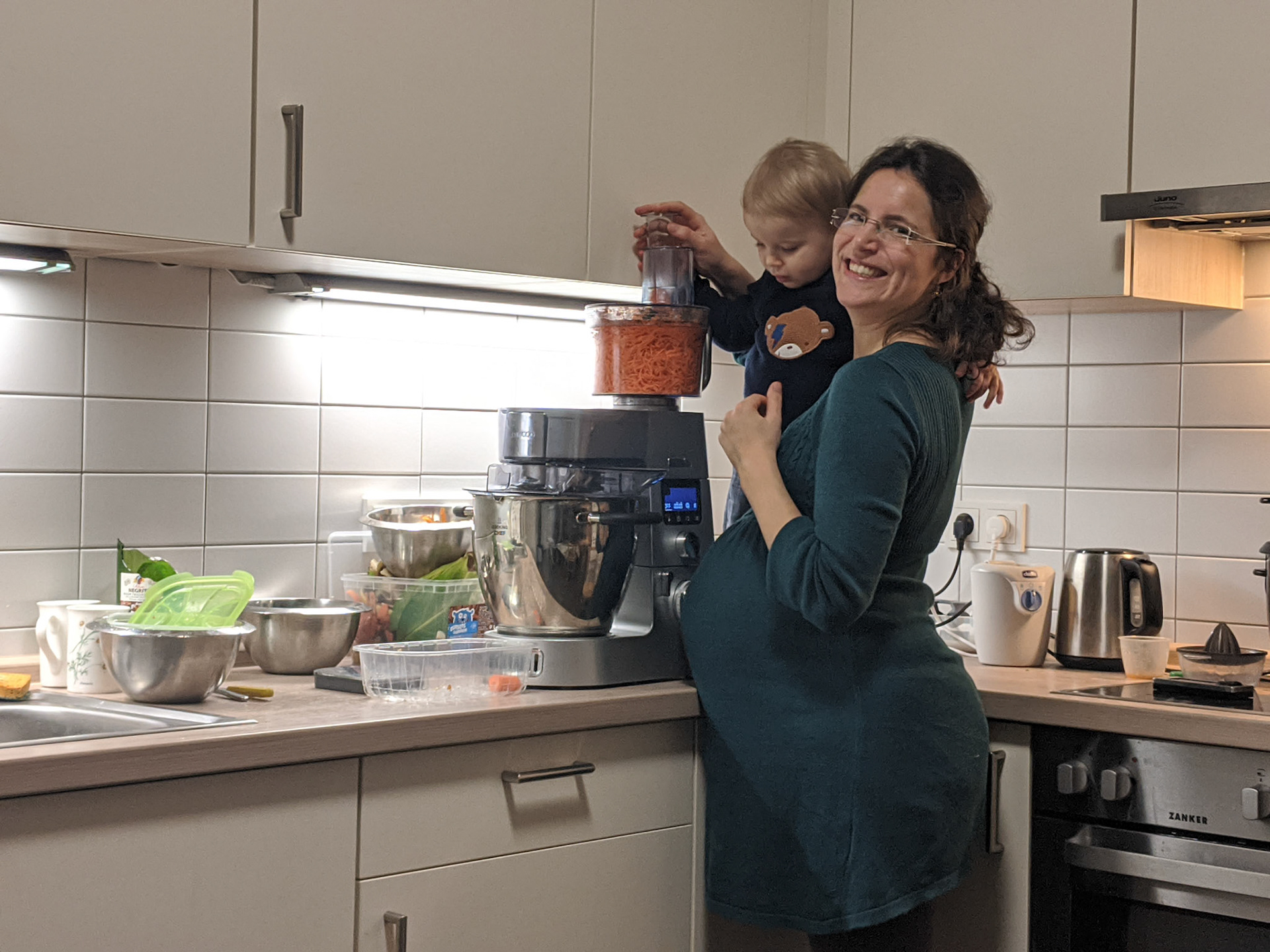 Augustin dans toutes ses activités juste avant la naissance de Zélie. Robot