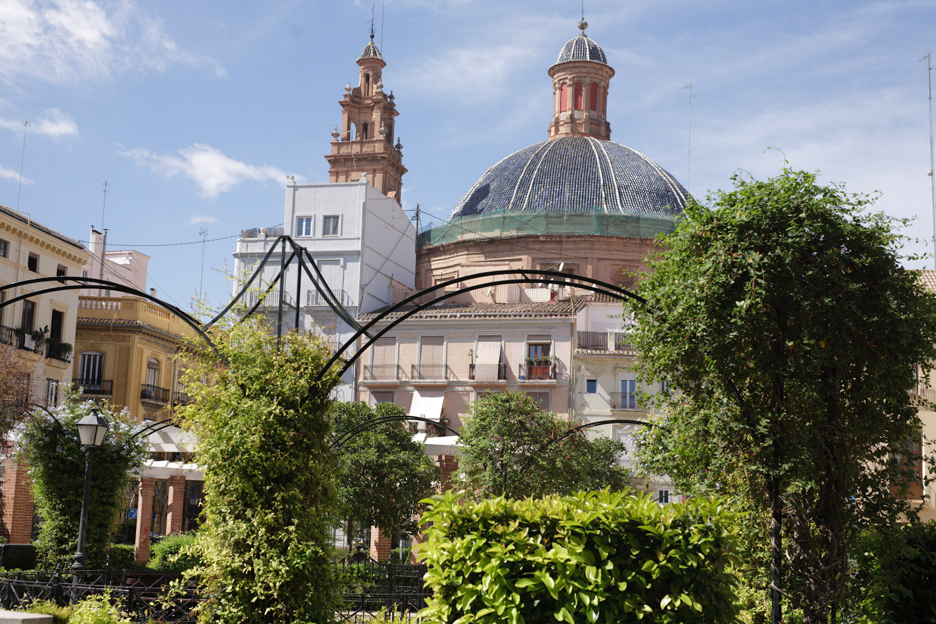 Nous nous arrêtons dans ce carré de verdure pour manger