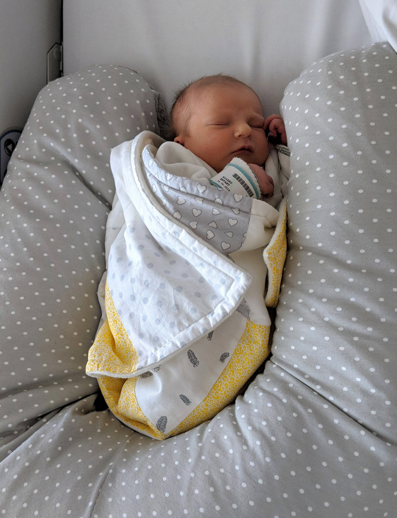 Adrien dit souvent qu Augustin n est bien que quand il dort