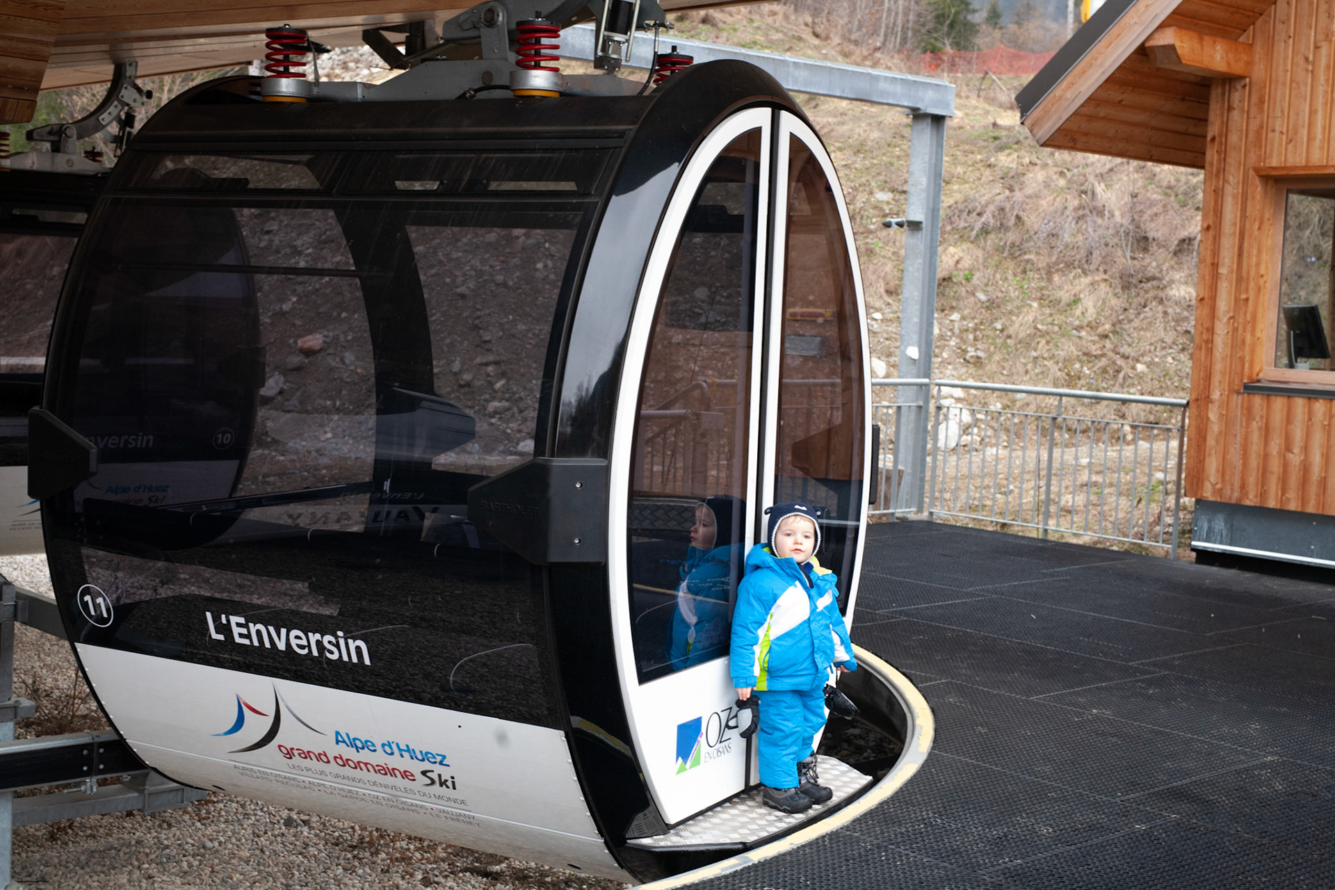 Nous visitons ces remontées mécaniques flambants neuves mais hélas à l'arrêt.