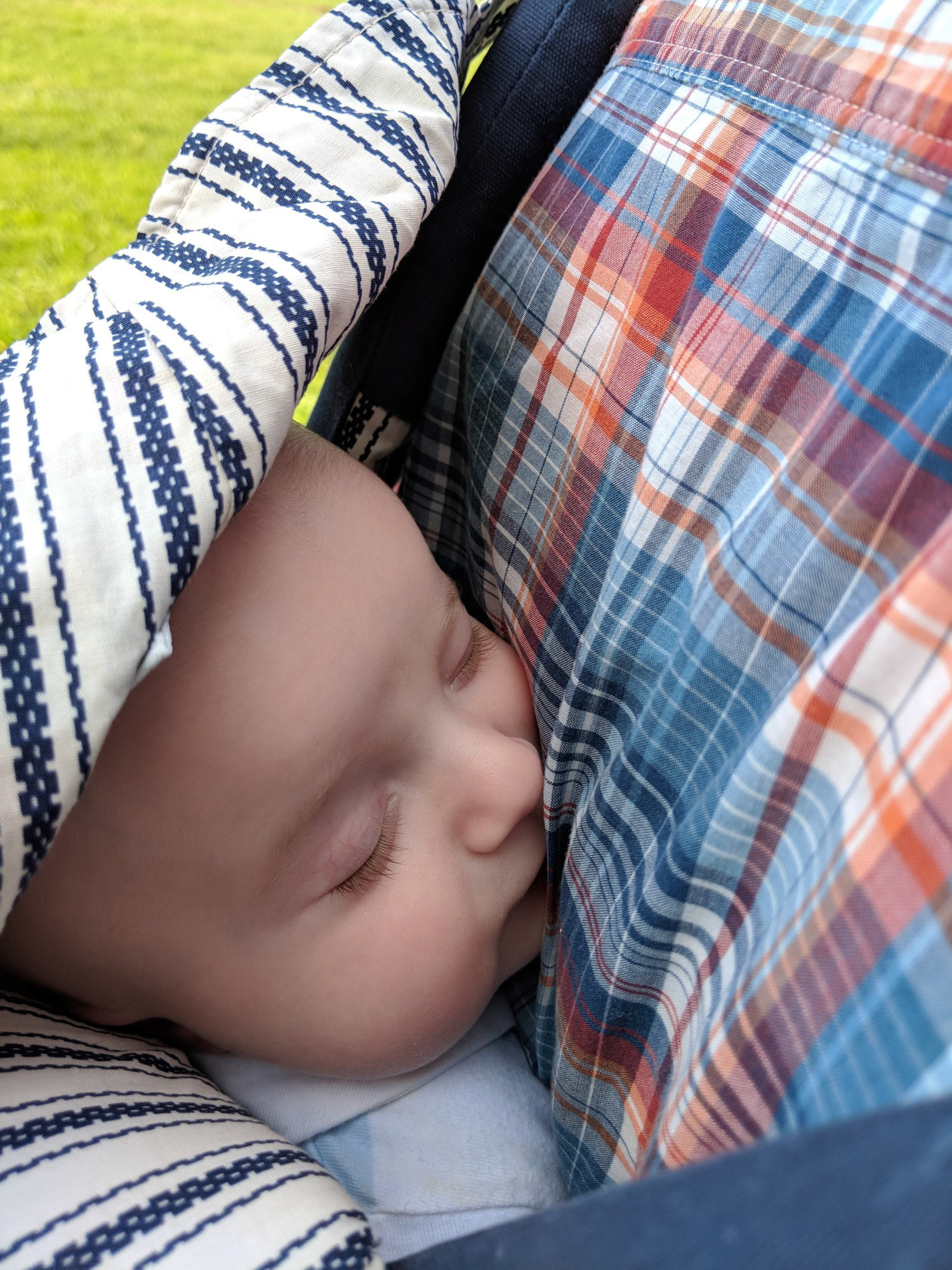 Adrien prend Augustin en porte bébé sur les pistes cycles du Luxembourg