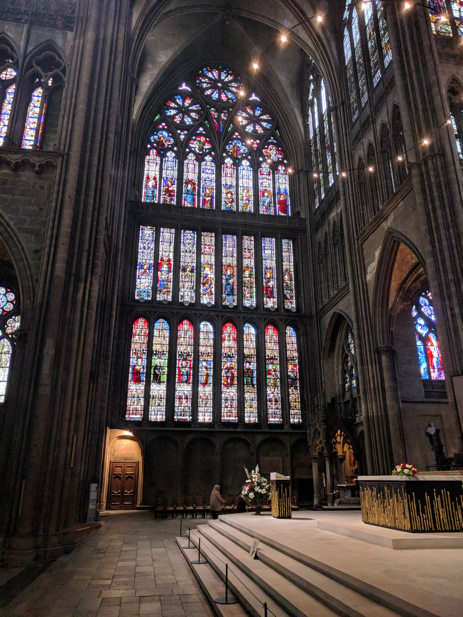 Un vitrail avec plein de vitraux.