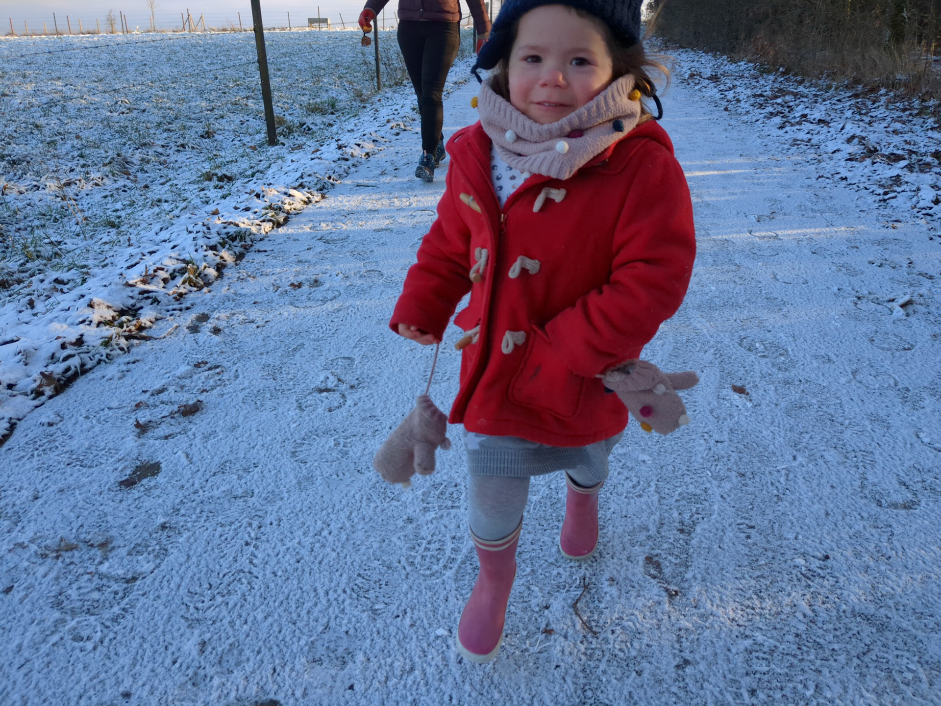 Zélie cours vers moi en pleurant et sourit au moment de tomber dans mes bras