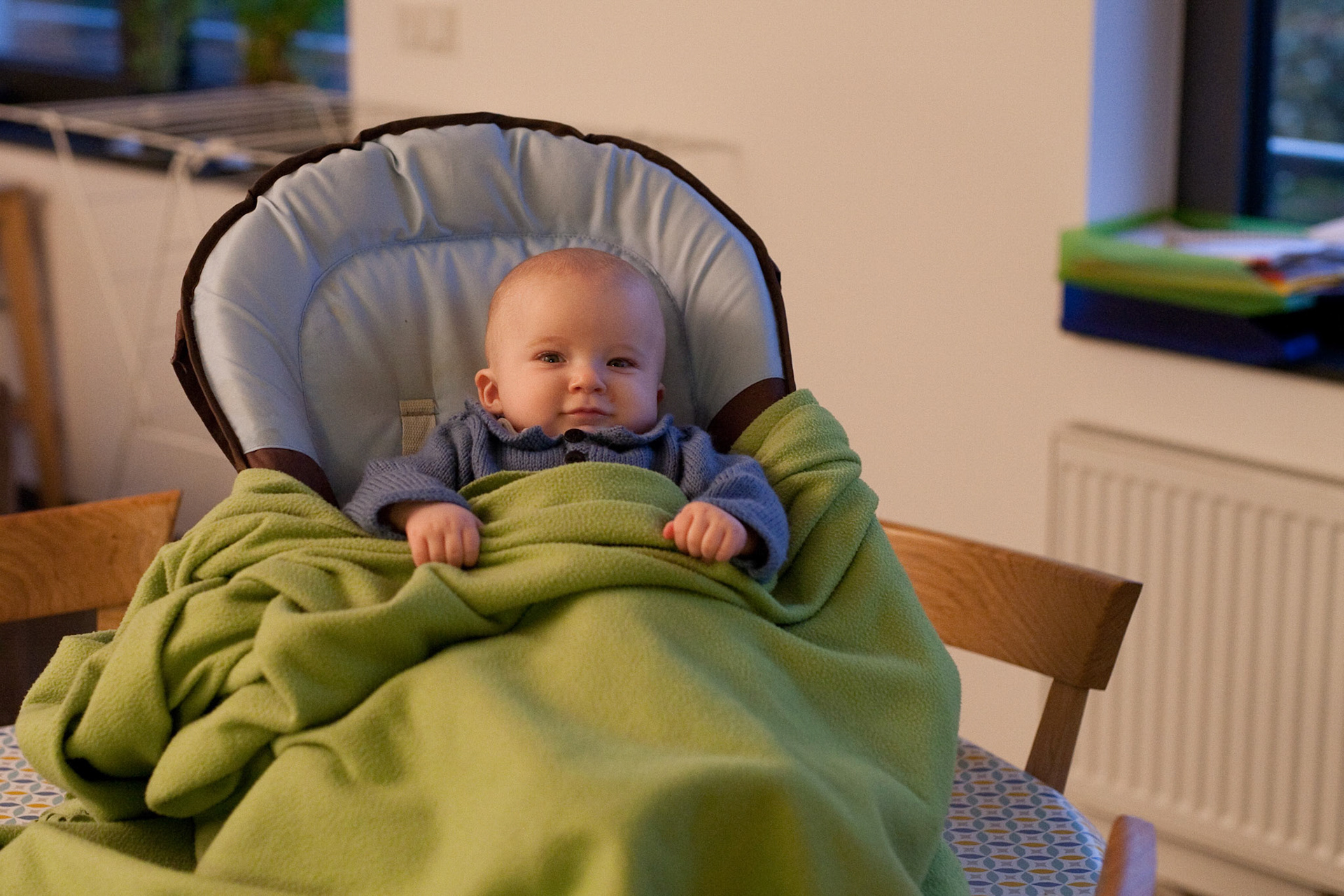 Augustin regarde son papa manger avant de se faire conduire à la crèche.