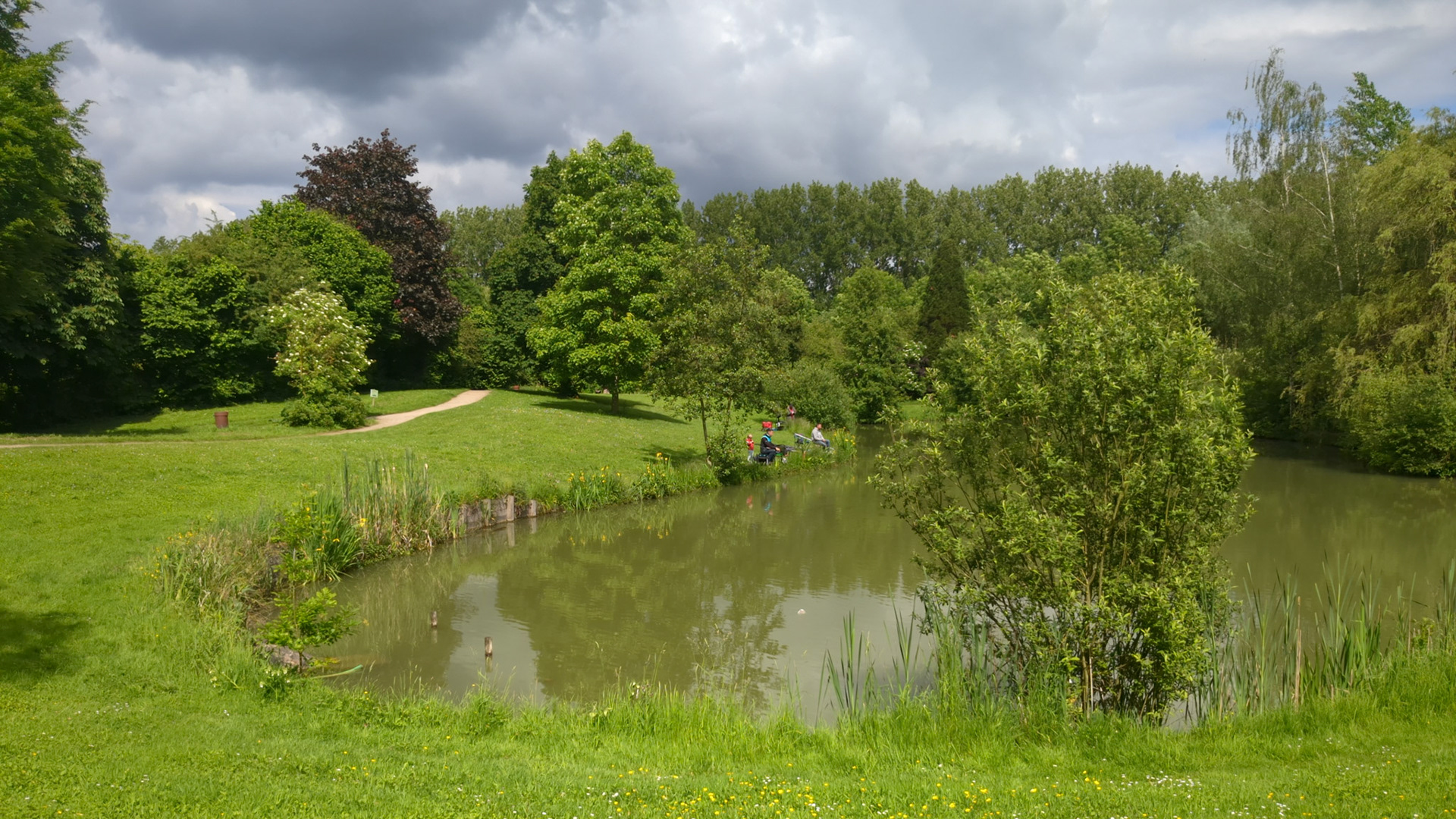 Etang de peche près de Sainghin en Mélantois. On voit Augustin discutant avec un pêcheur inconnu.