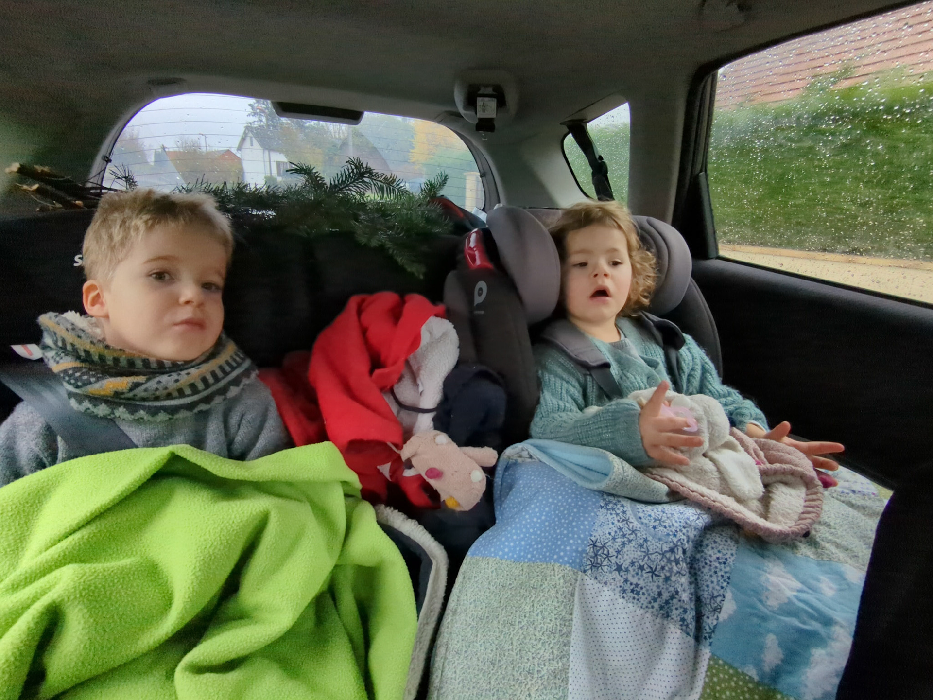 Départ de Noureuil. Les enfants grandissent et sont désormais plus paisibles en voiture.