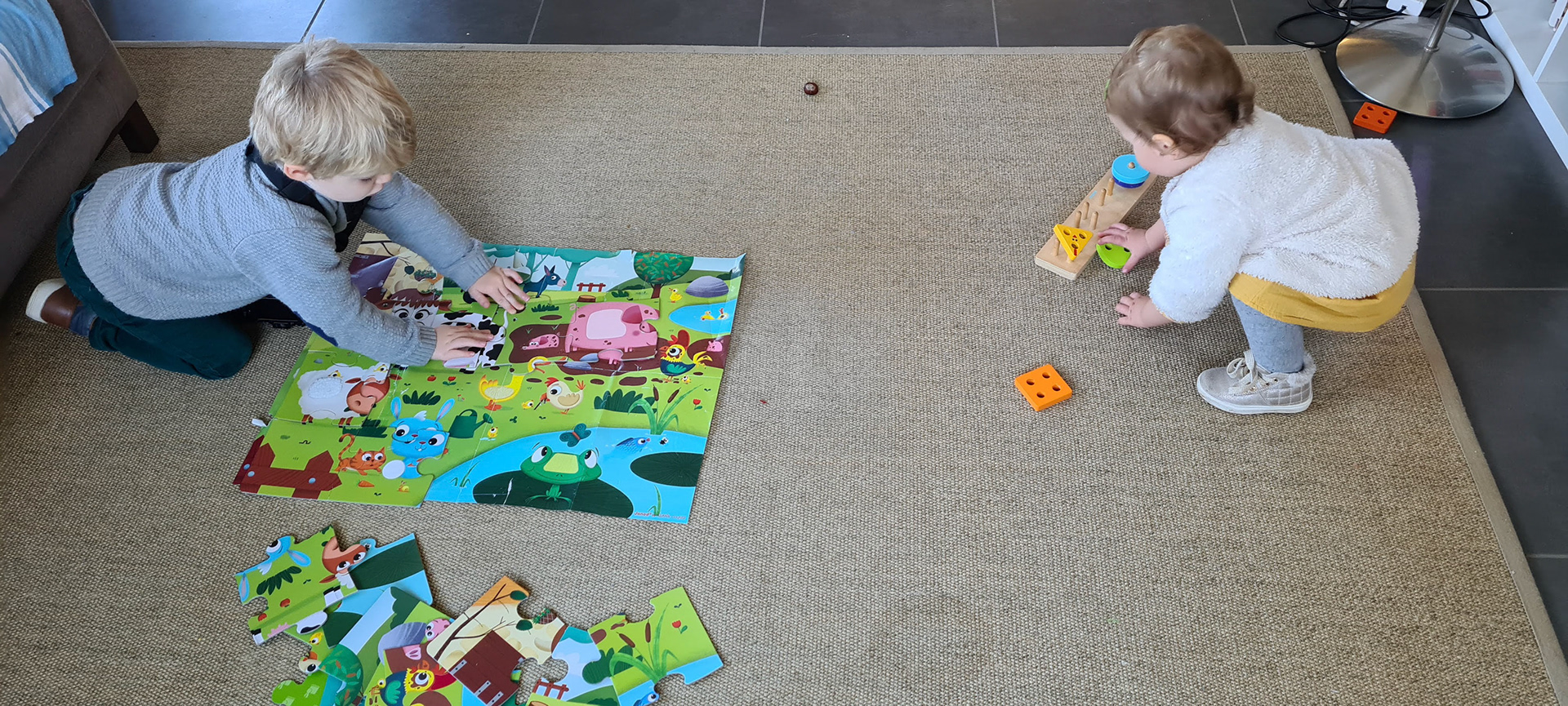 Avec la baby-sitter Olinka, faisant preuve d une energie et d un savoir faire incroyables