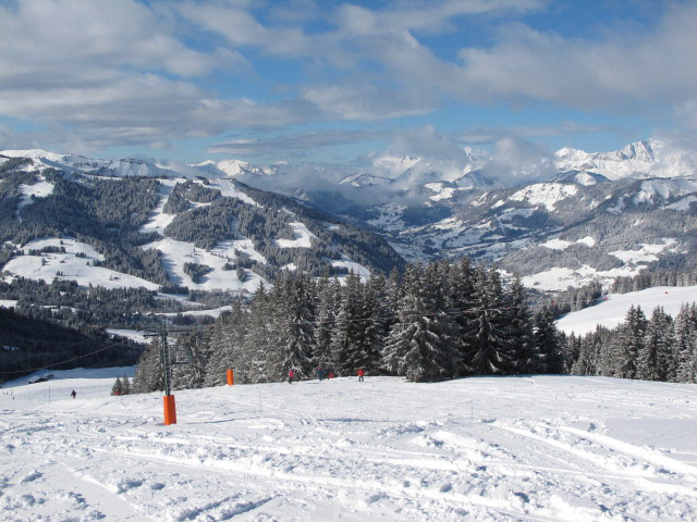 C'est la vallée de saint Gervais. La neige est tombée jusqu'en bas cette nuit !