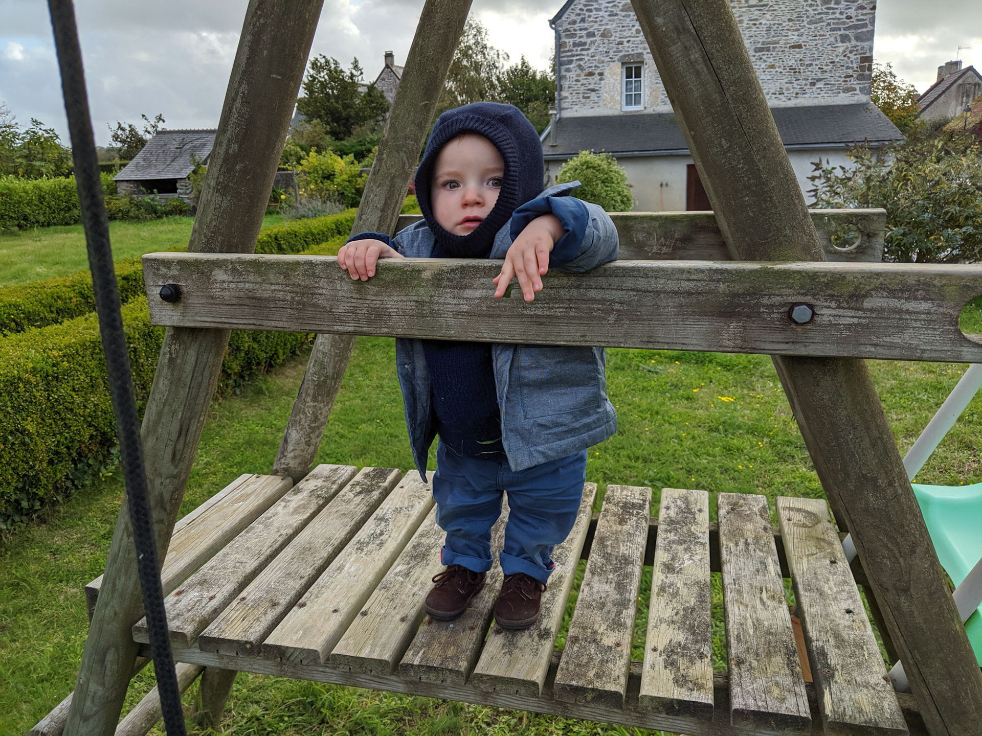 Augustin dans le jardin de Barneville. Tobogan.