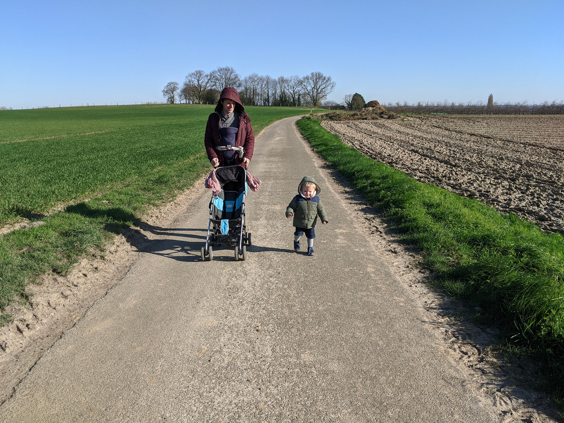 Le papa et ses deux tous jeunes enfants. L'aventure à Noureuil