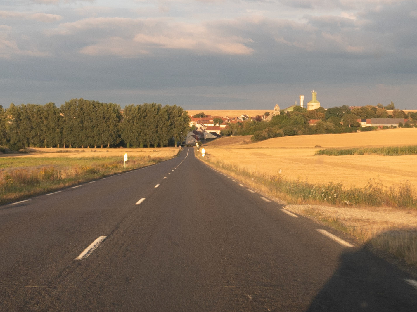 C'est parti pour le retour à Esch. La lumière estivale du soir est belle.
