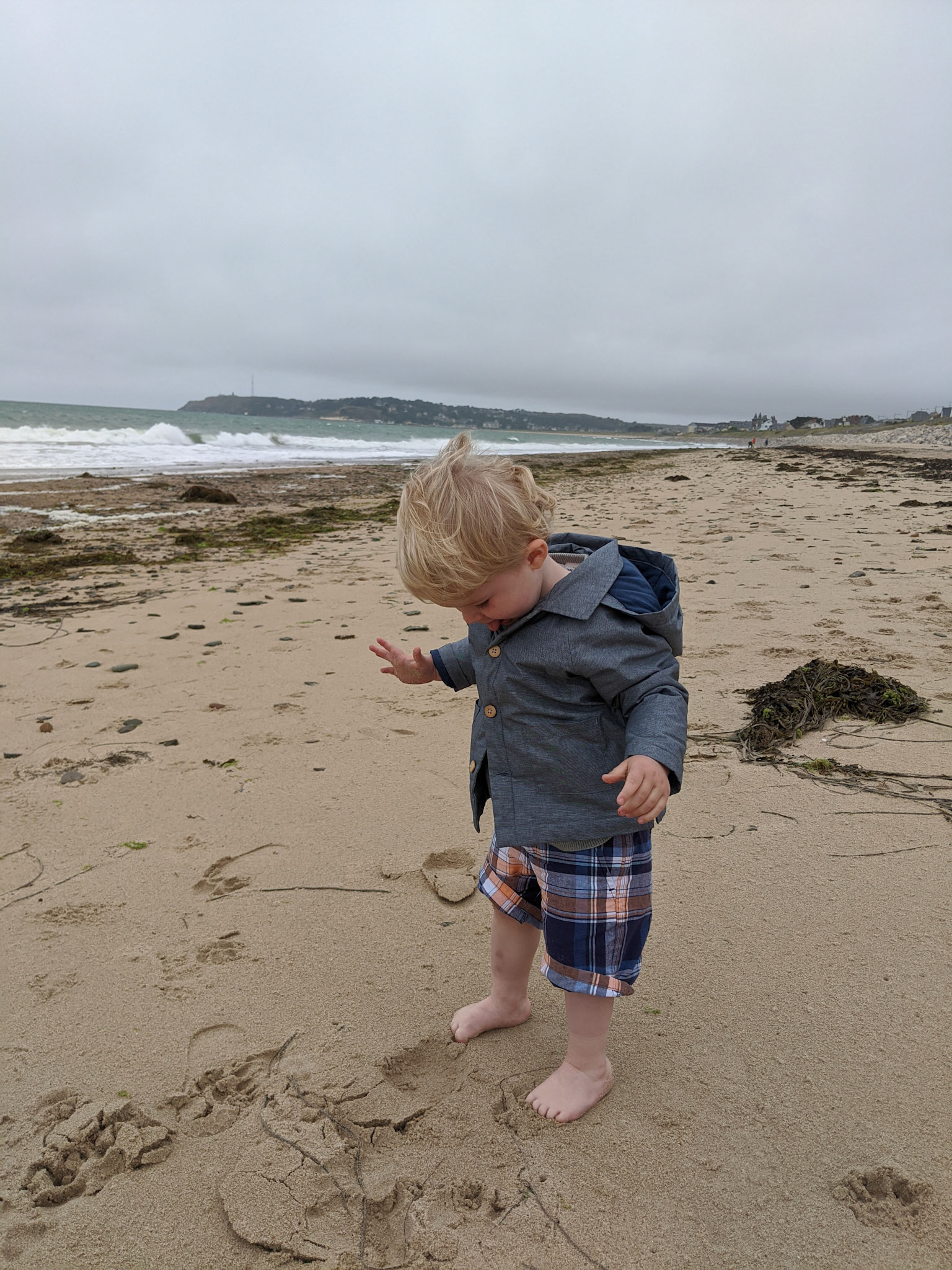 Augustin découvre le sable