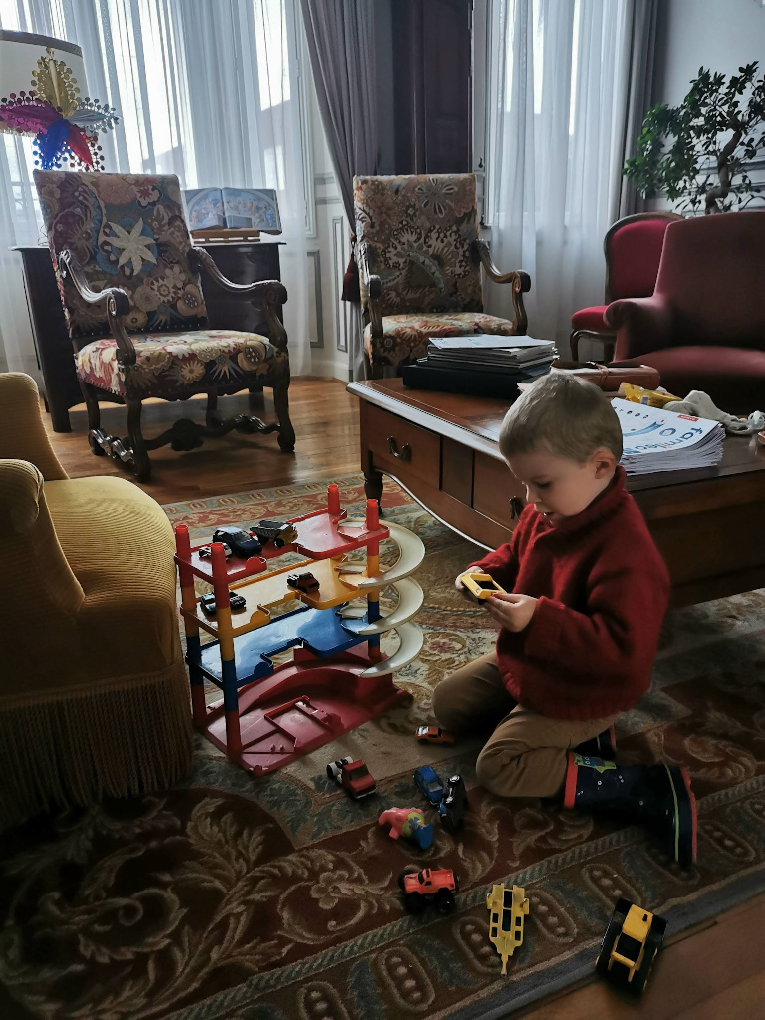PapaLu emennent les enfants chez Bon-Papa Jean, le papa de PapaLu. BPJ sort tout ce qui lui reste de jouets à la cave