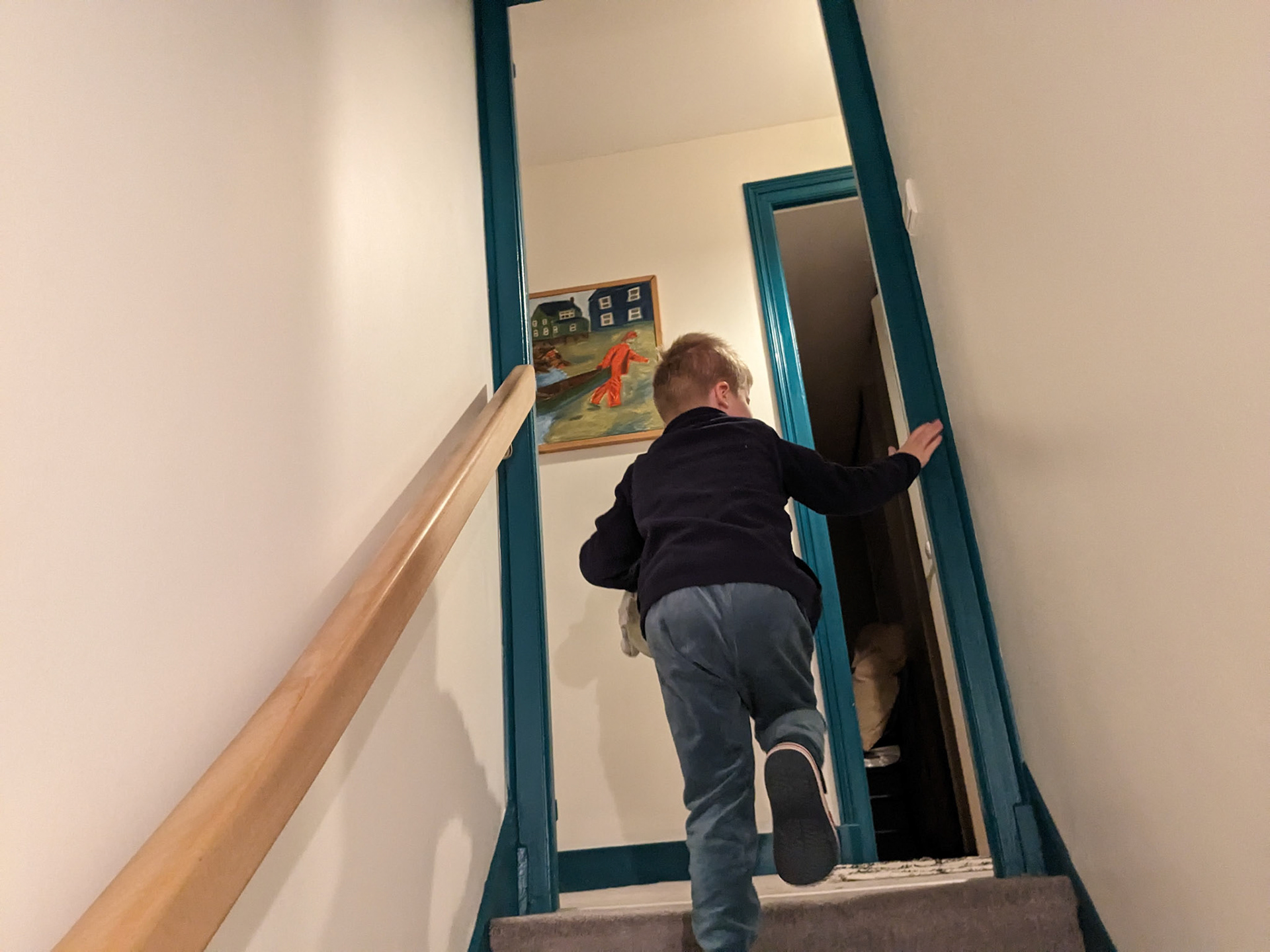 C'est le matin de Noël à Noureuil. Il est 8:00. Augustin va réveiller JB et Nicolas car il veut déballer les cadeaux.