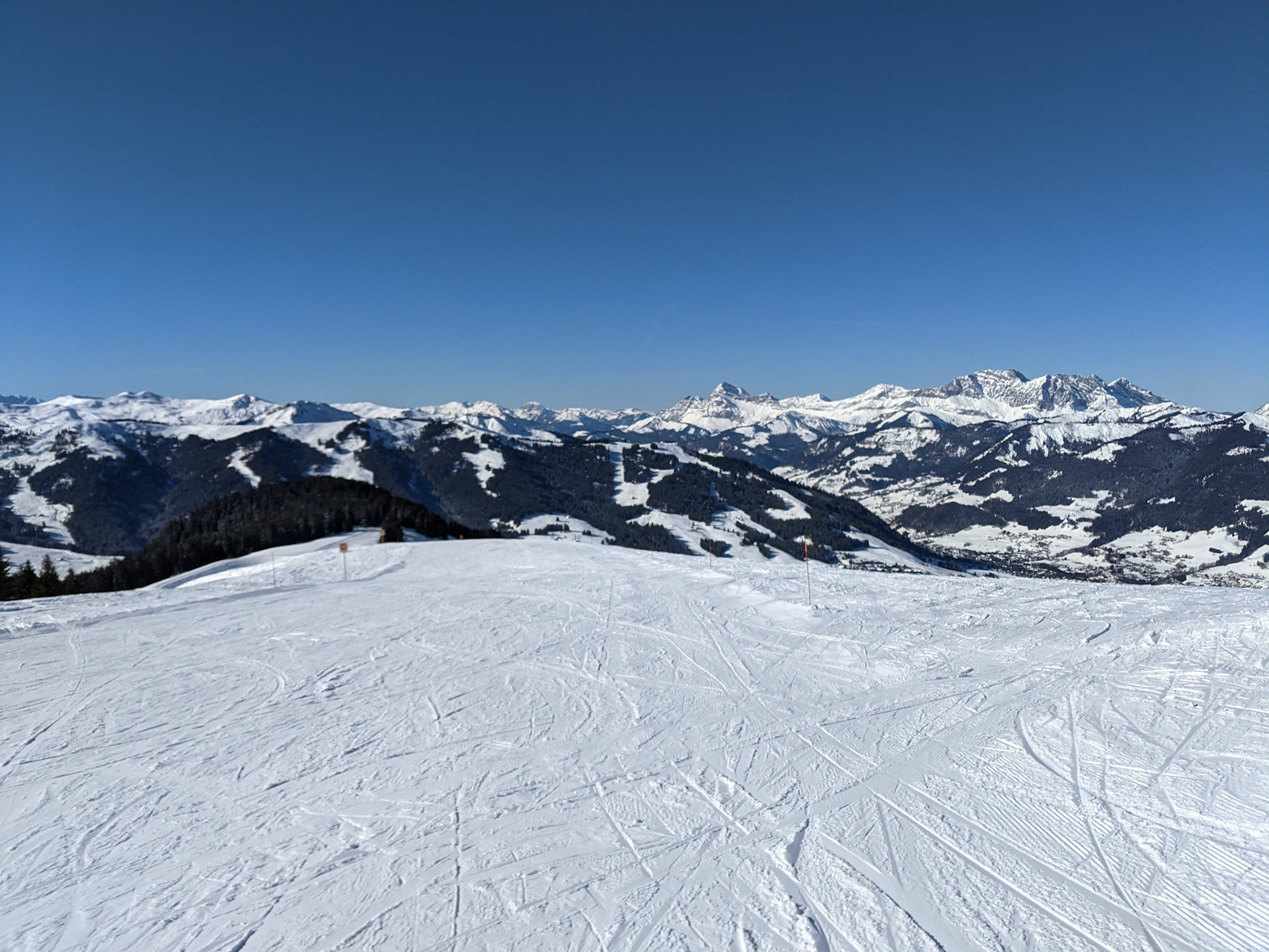 Matin jour 3 (mardi). En haut du Mont Joux. Vers le teleski Etudiant. La meteo est toujours parfaite