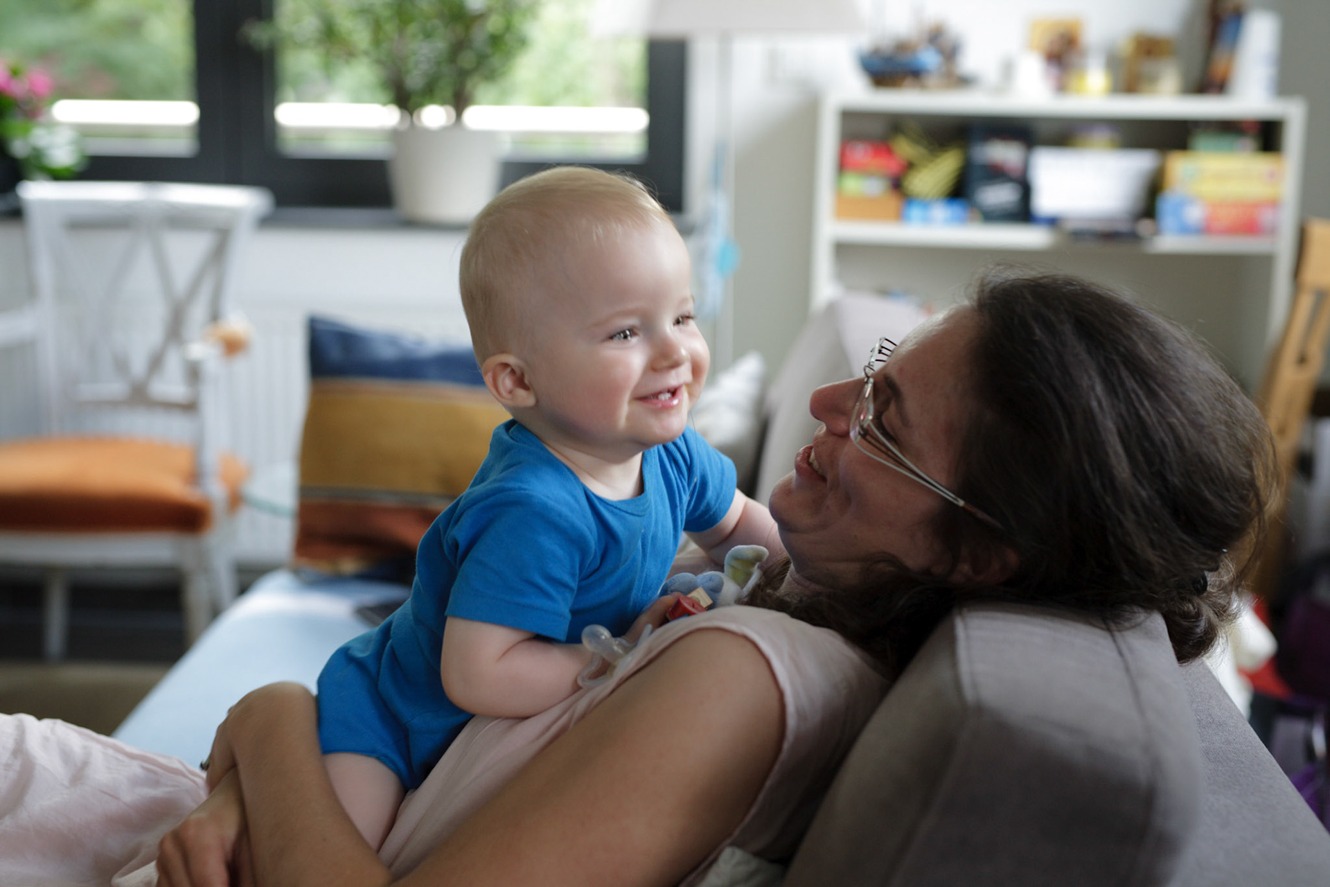 Augustin est aux anges de retrouver sa maman après une semaine passé avec papa.