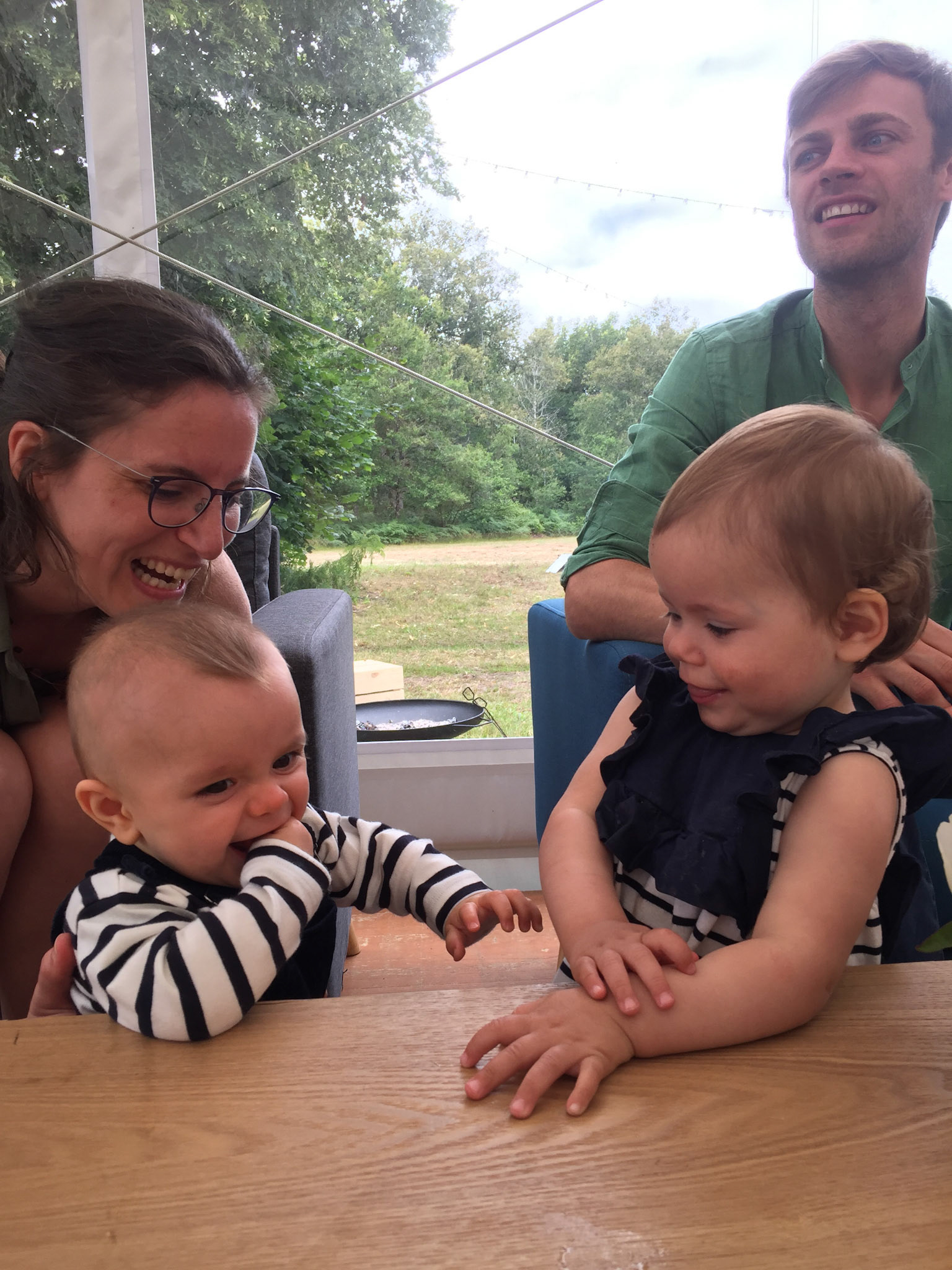 Rebond. Félix s'amuse avec Zélie.