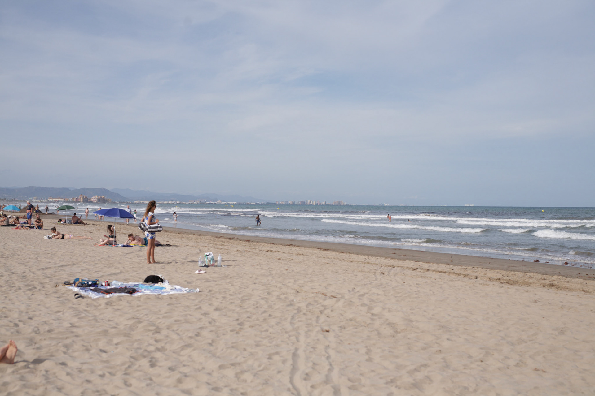 La plage est très proche du logement. Nous y allons presque chaque jour. Adrien va nager.