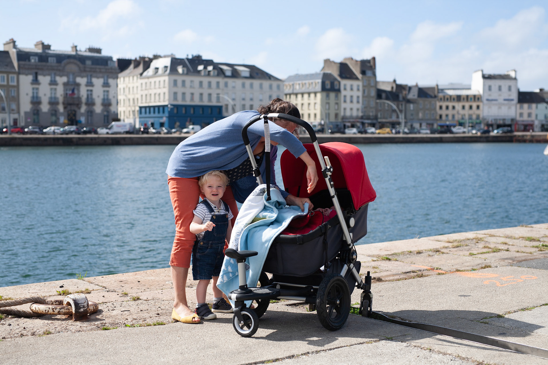 On va en voiture jusque Cherbourg. Nous promener le long des berges et du port.