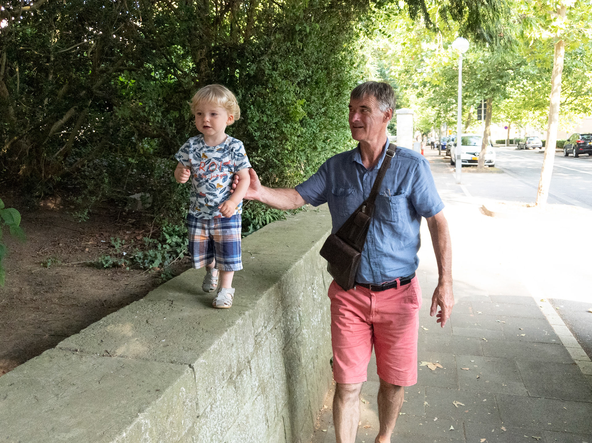 Dilou et Papa lu viennent nous rendre visite à l'improviste. Nous allons au parc de la piscine