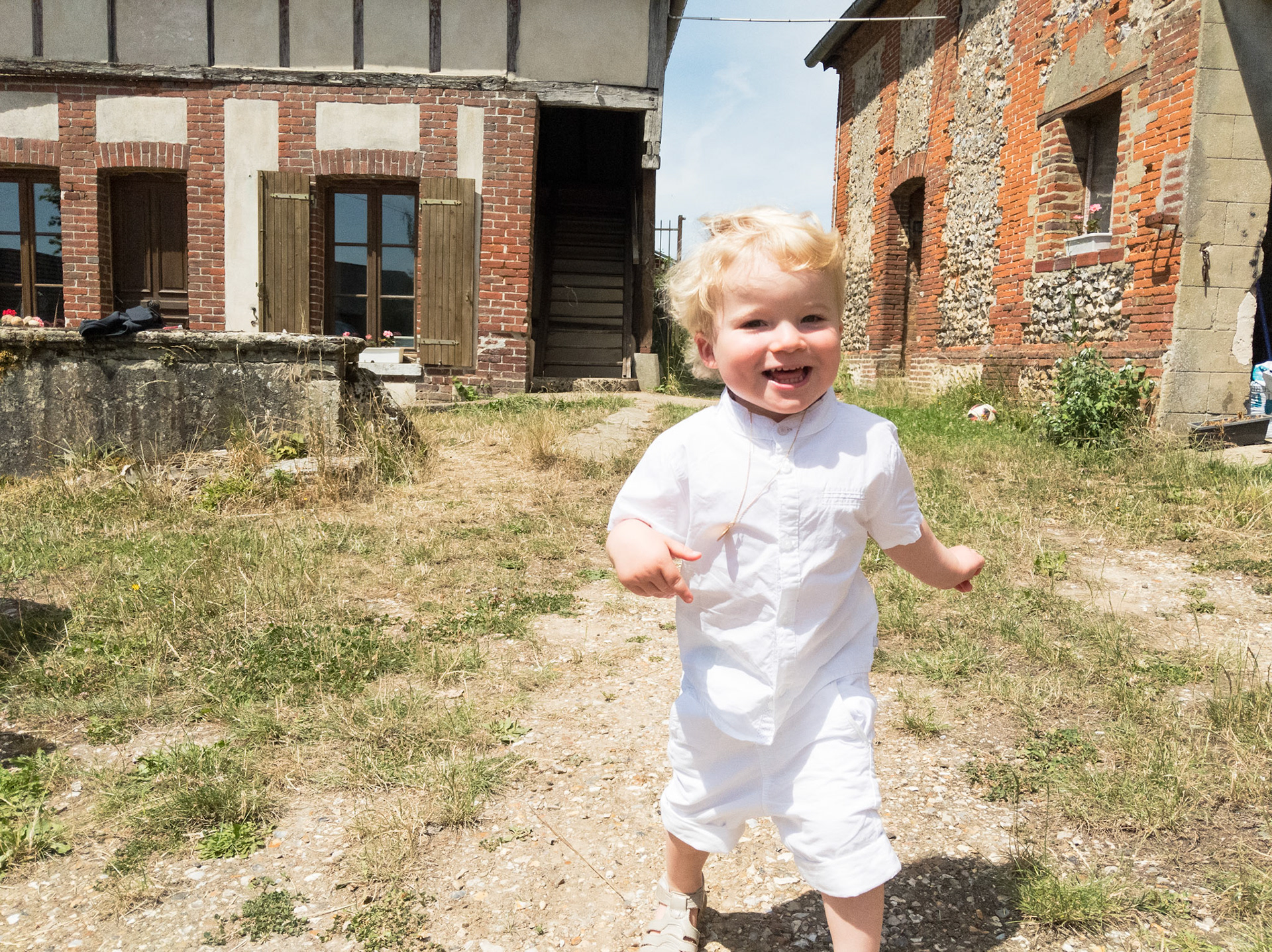 Augustin est enfant d'honneur au mariage de Flore et Martin. Il est tout beau. Nous avons dormi à la ferme de Sancourt.