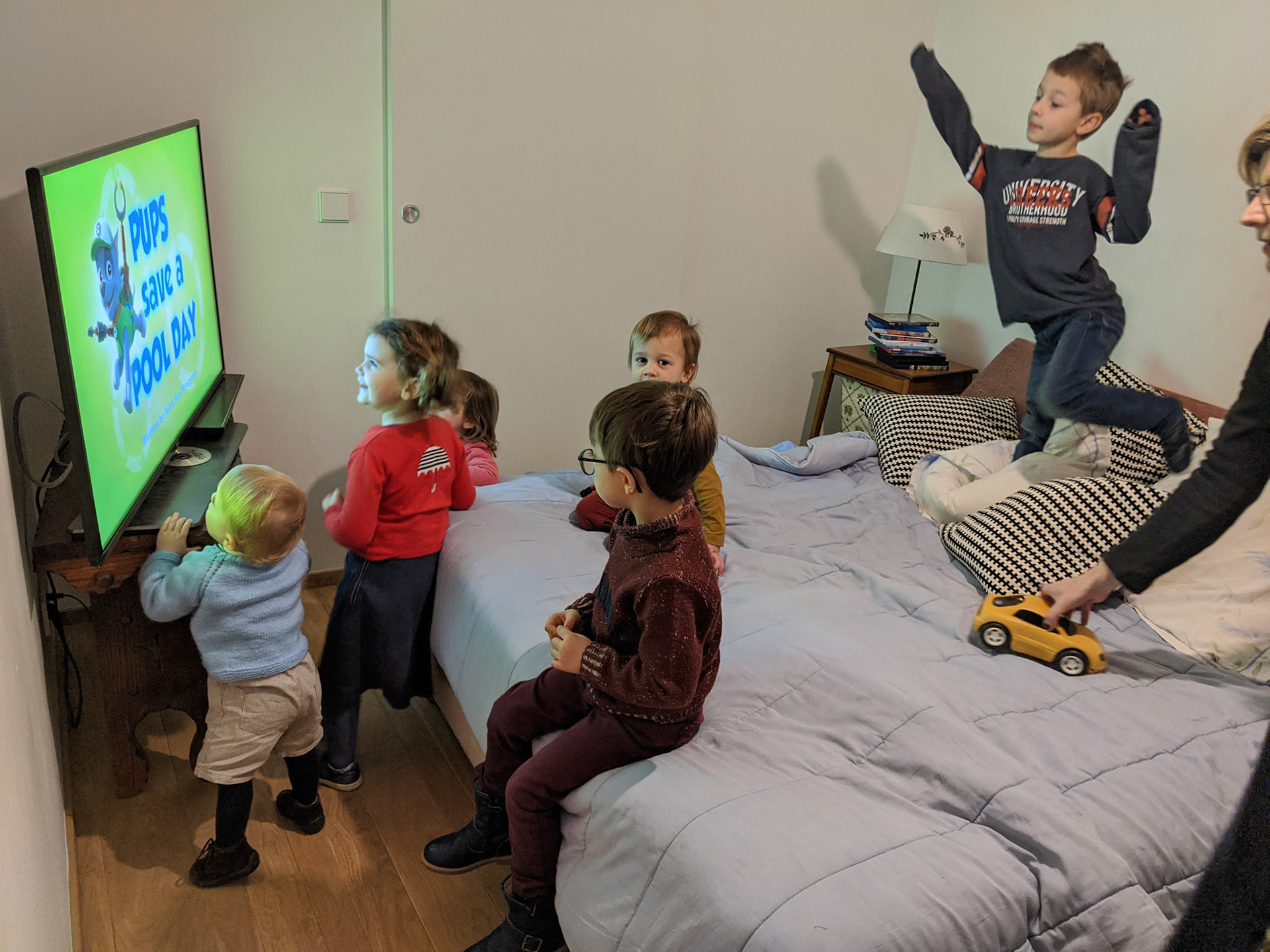 Chez les Bérard. Galette des rois. Augustin voit la TV pour la première fois.