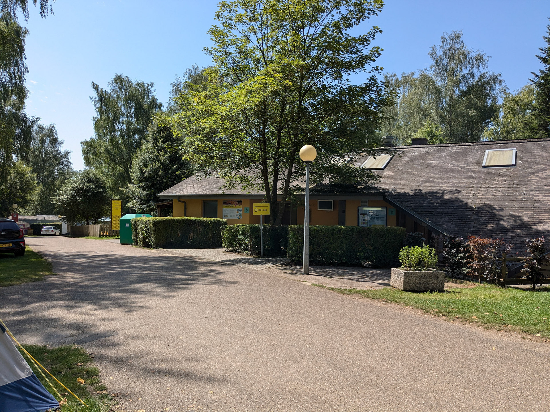 Mauvaise surprise une fois arrivés au camping: c'est 100% complet. Nous sommes refusés. Je pars en éclaireur voir si les sanitaires sont verrouillés