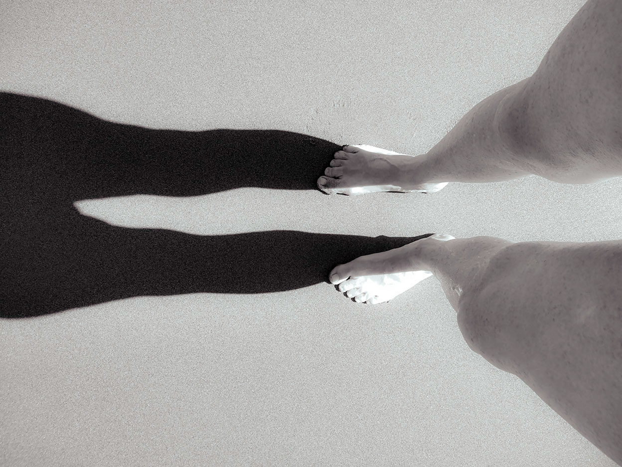 Piernas y su somra en un Umbral fotográfico. Exposición UMBRAL de Analia Das Vinhas