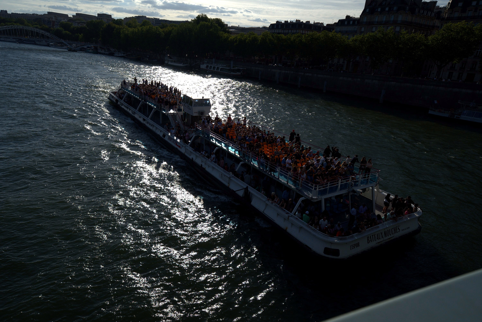 Paris 06: A tour boat cruising the sparkling Seine in Paris