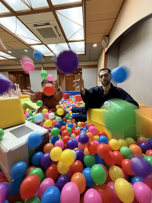 Yes, there was a ball pit at the hotel