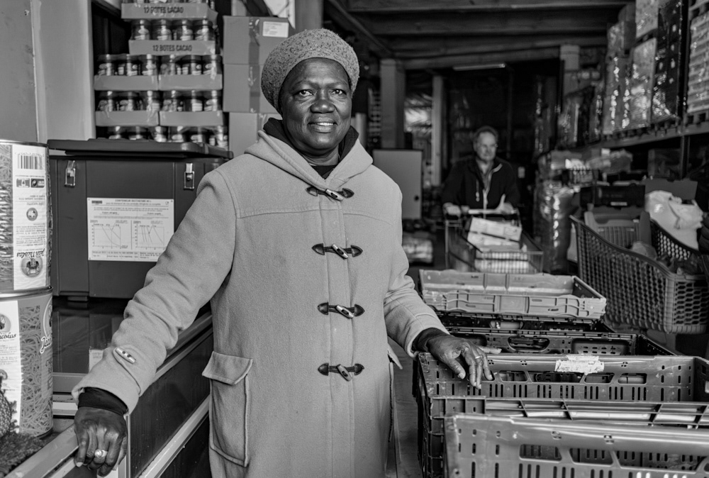 Mouna se charge du tri des fruits et légumes.