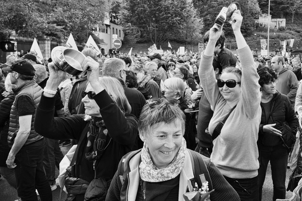 1er mai. Casserolade au menu dans le cortège.
