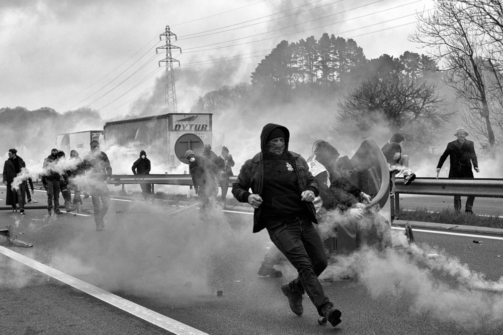 23 mars. Moments de tension sur la voie express. La police quimpéroise doit se retirer face à la détermination des manifestants.