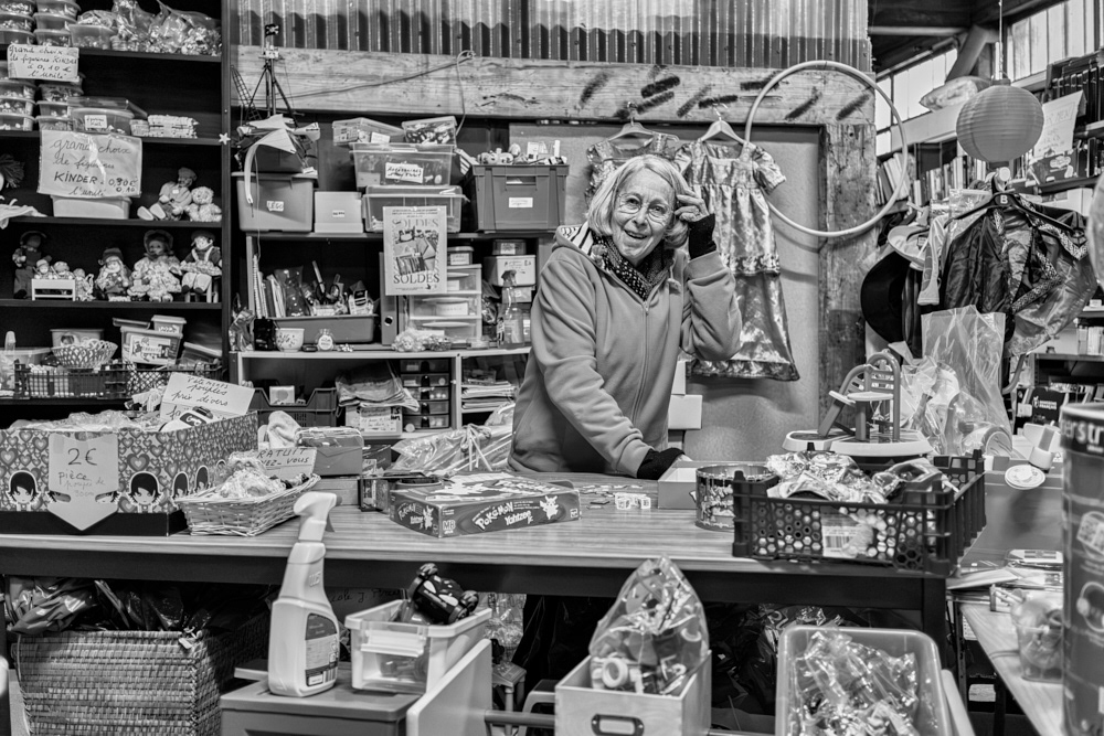 Anne-Marie au coeur du grand bazar consacré aux jouets et aux jeux.