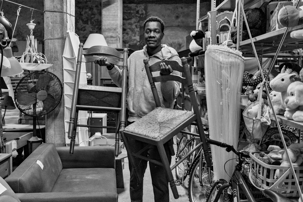 Landry a trouvé sa place dans le département dédié aux meubles.